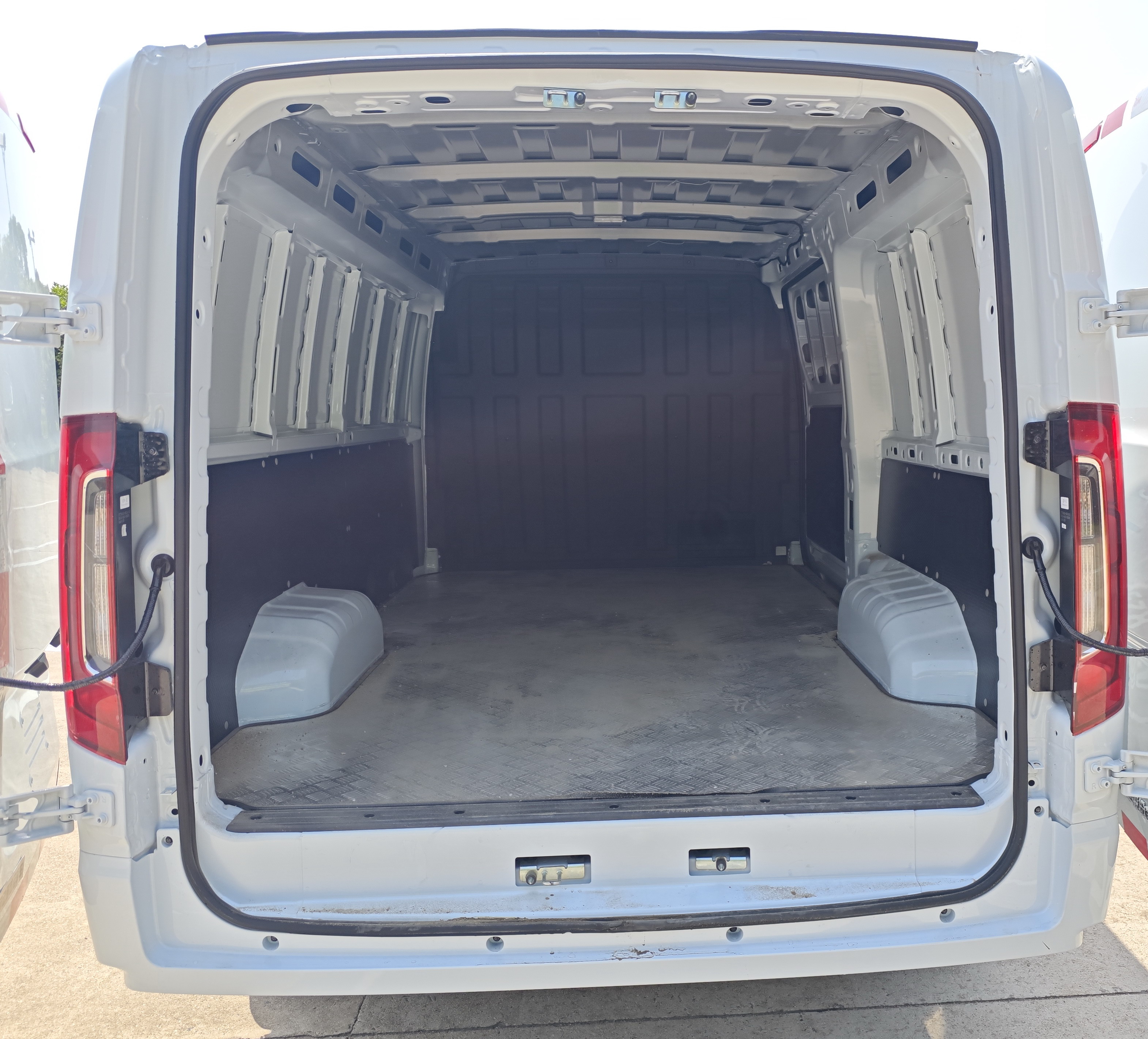 東風(fēng)牌DFA5031XXYVLBEVB純電動(dòng)廂式運(yùn)輸車公告圖片