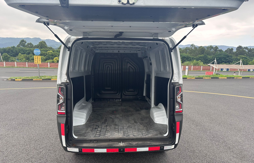 熊貓牌GK5034XXYBEV01純電動廂式運(yùn)輸車公告圖片