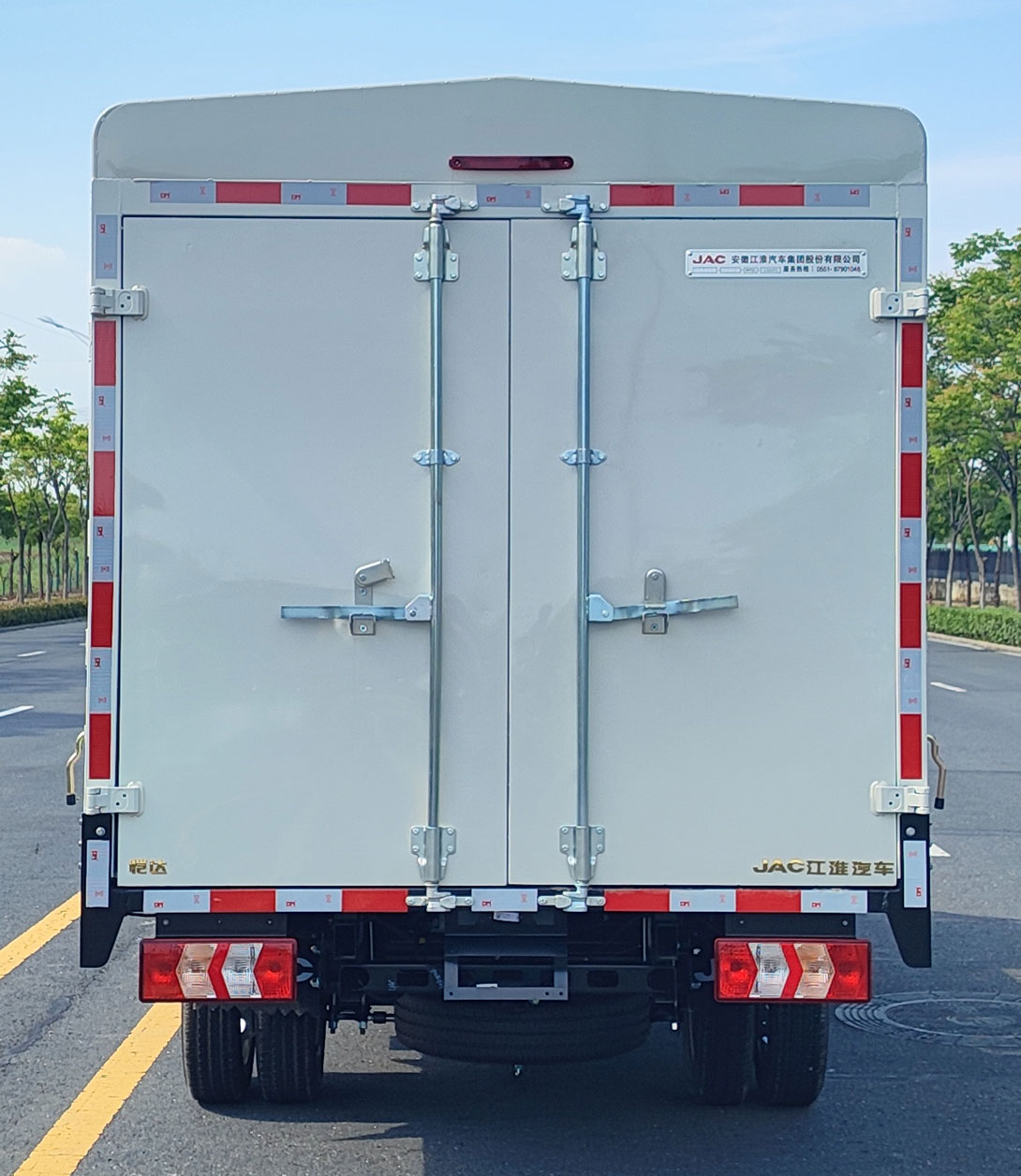 江淮牌HFC5030CCYEV8純電動(dòng)倉(cāng)柵式運(yùn)輸車(chē)公告圖片