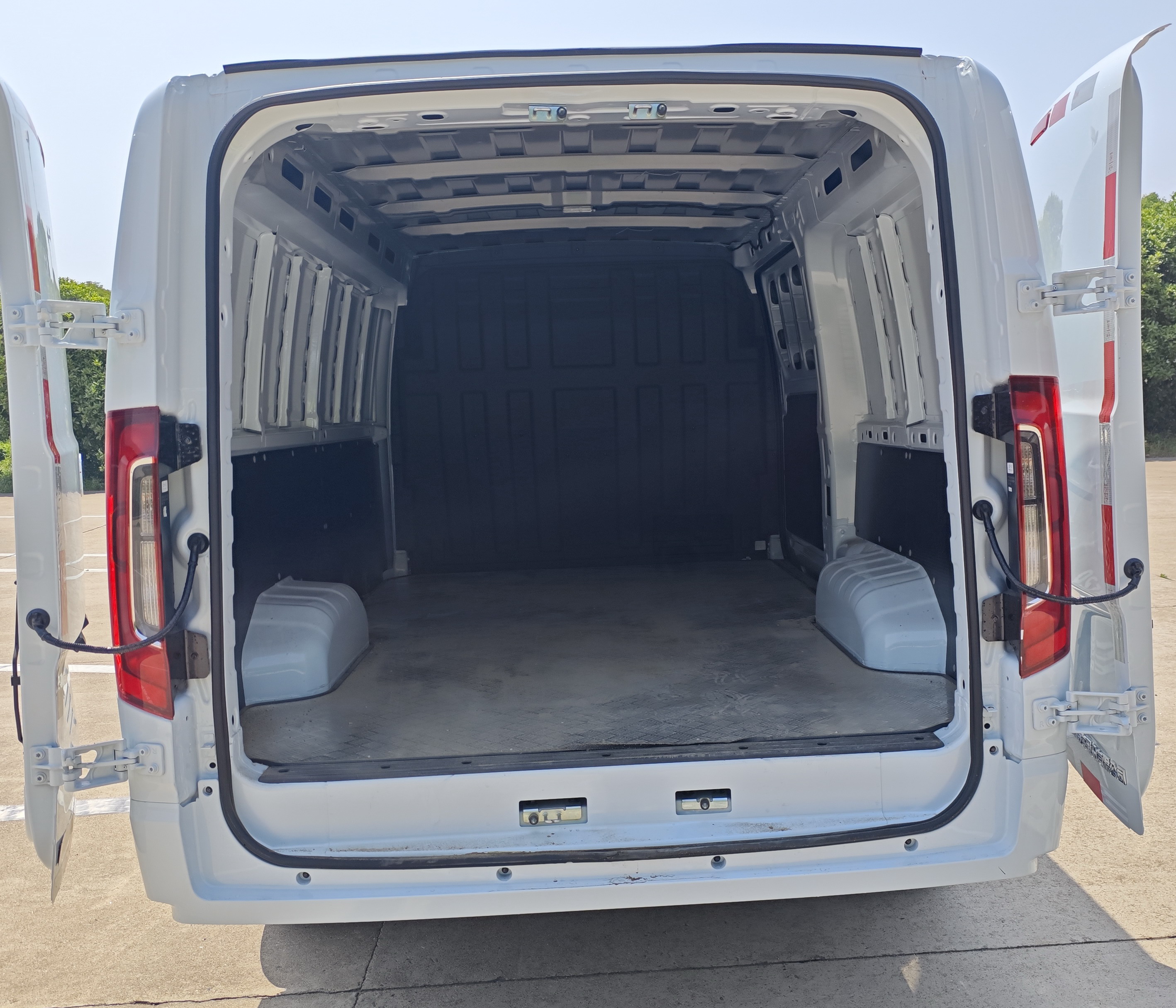 東風(fēng)牌DFA5030XXYVLBEVB純電動廂式運(yùn)輸車公告圖片