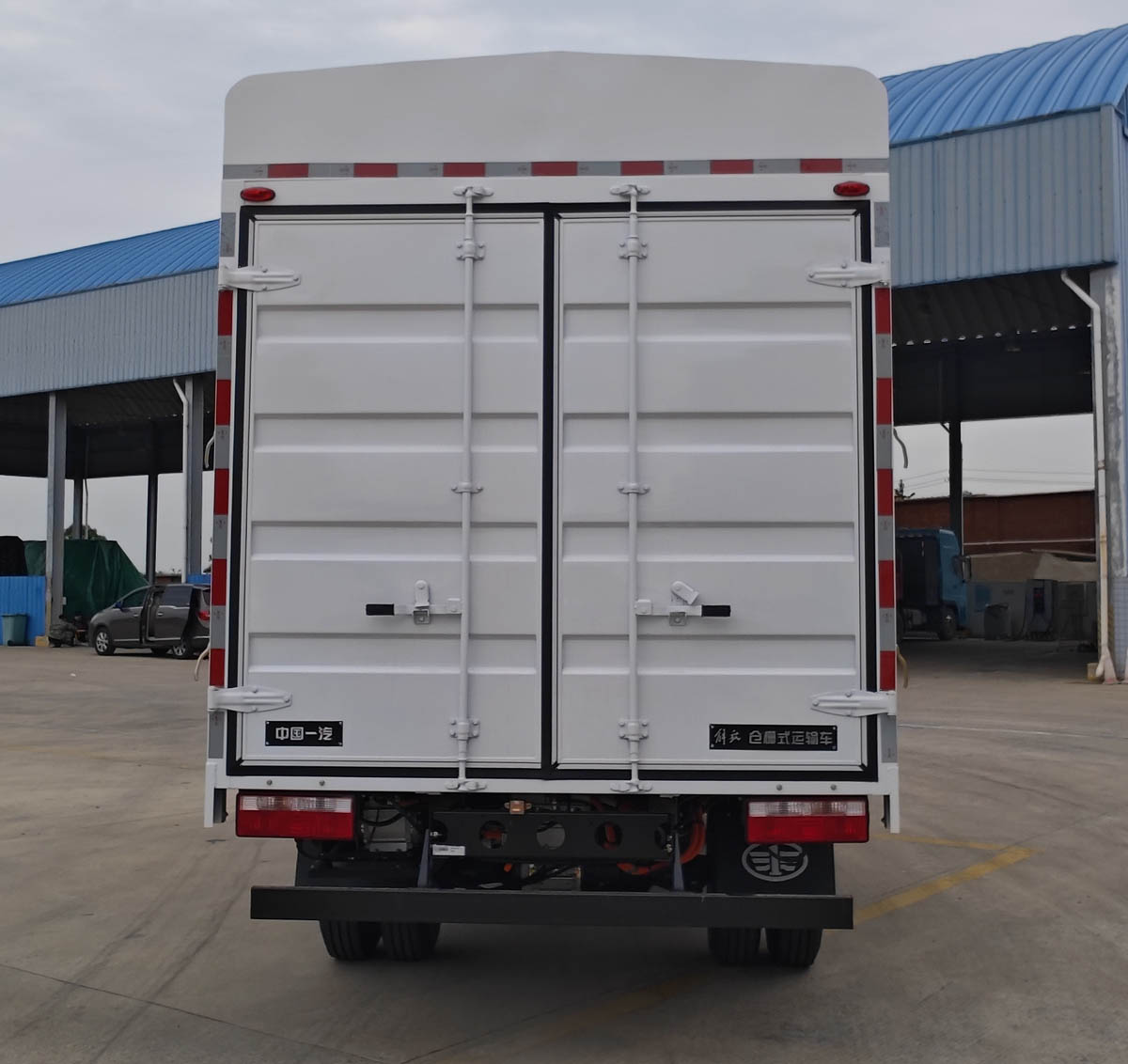 解放牌CA5044CCYP40L3BEVA84純電動(dòng)倉柵式運(yùn)輸車公告圖片