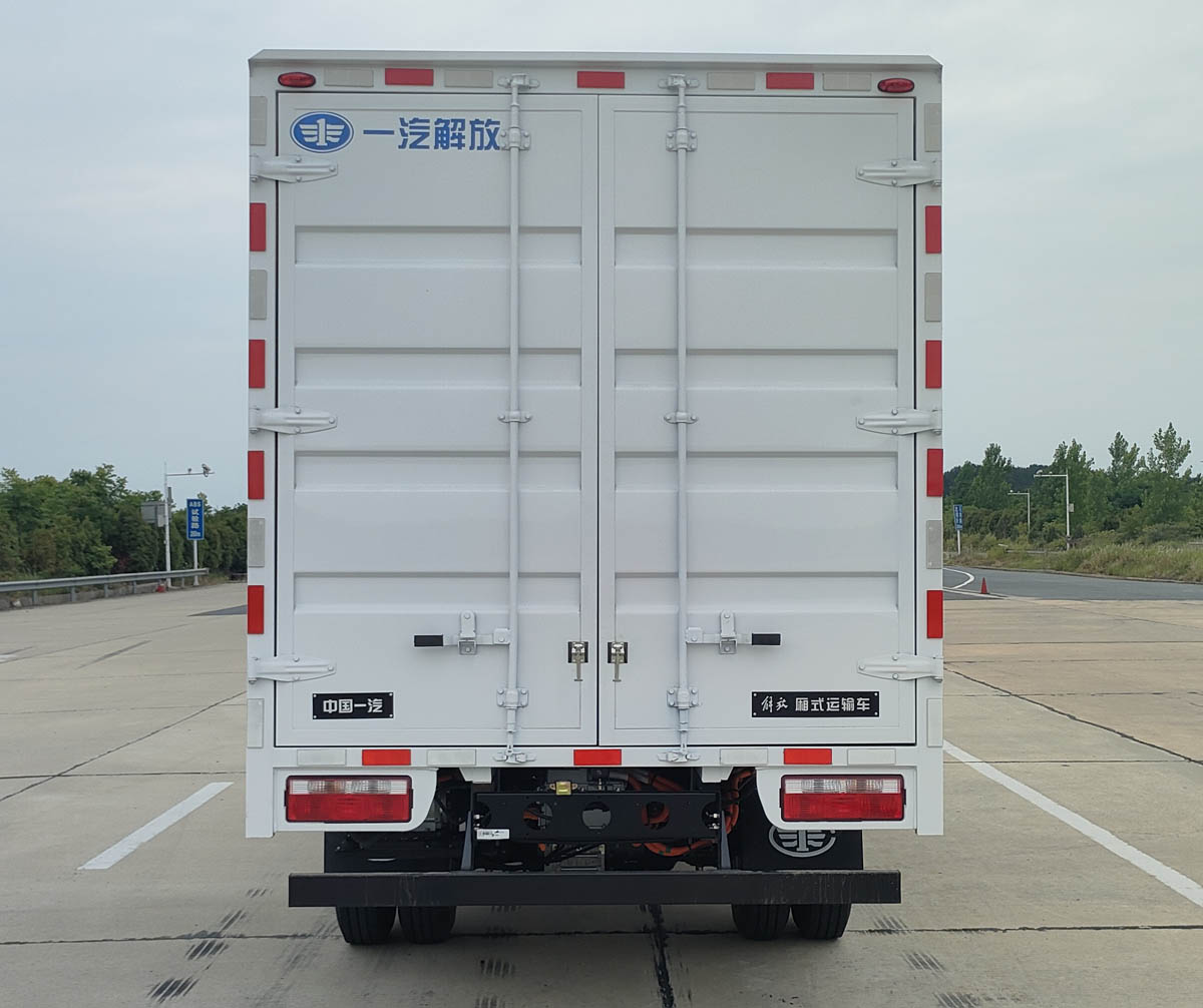 解放牌CA5044XXYP40L3BEVA84純電動(dòng)廂式運(yùn)輸車(chē)公告圖片