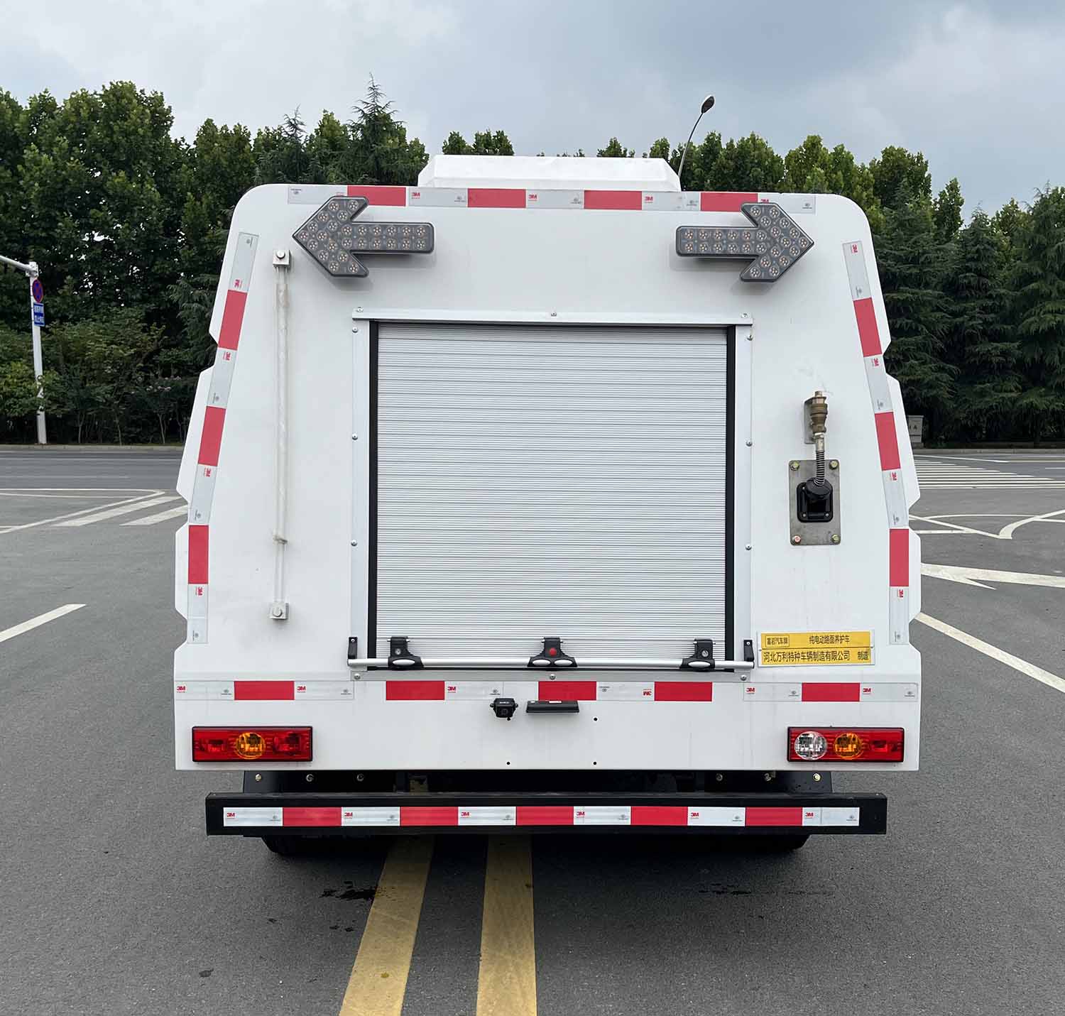 富巖汽車牌HWL5042TYHBEV純電動路面養(yǎng)護車公告圖片