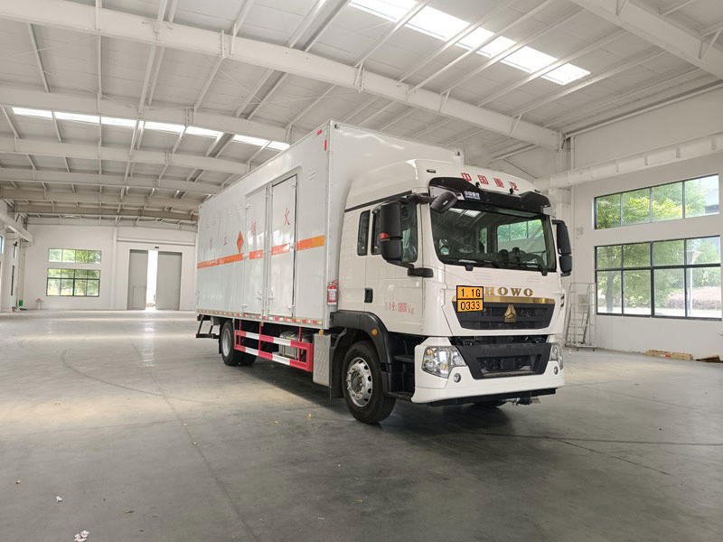 卡特利牌HTT5180XQYZZ6爆破器材運輸車