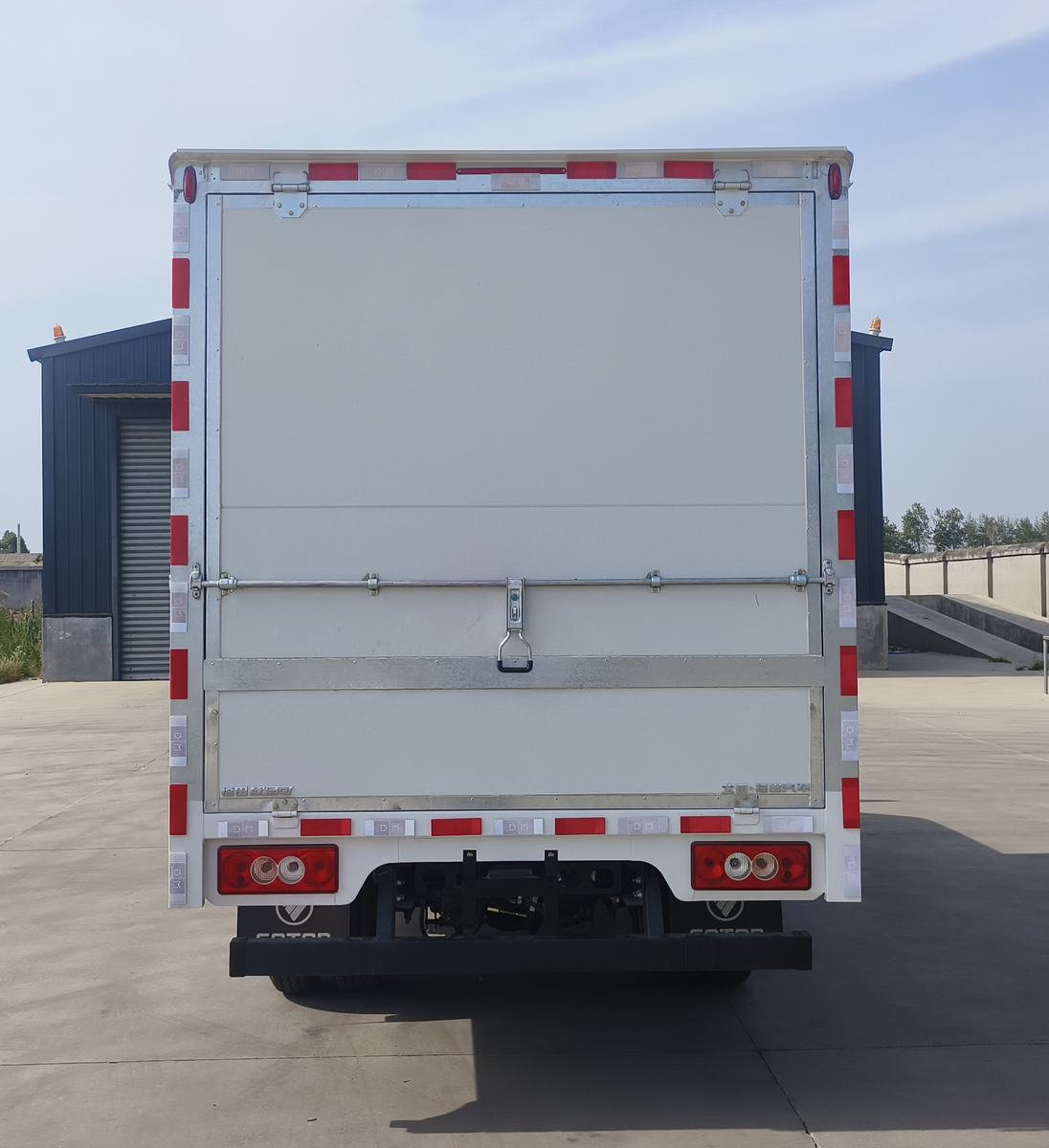 福田牌BJ5044XYK-6A翼開(kāi)啟廂式車公告圖片