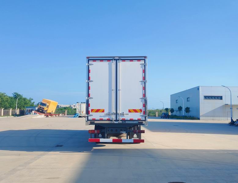 汕德卡牌ZZ5186XLCN711HF1冷藏車(chē)公告圖片