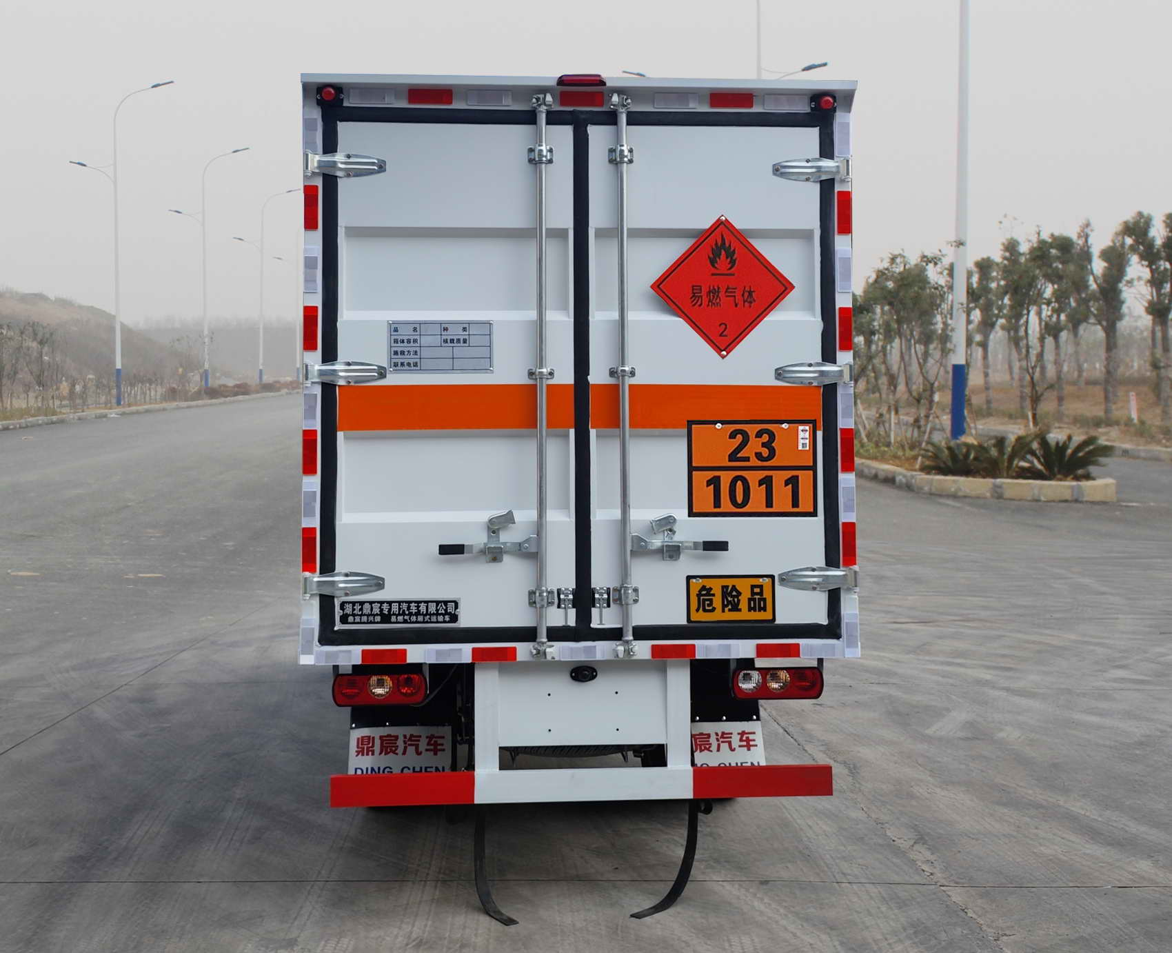 鼎宸騰興牌DCZ5033XRQSH6易燃?xì)怏w廂式運(yùn)輸車公告圖片