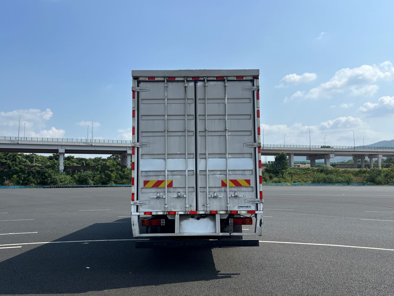 乘龍牌LZ5180XYKH5AZFCEV01燃料電池翼開(kāi)啟廂式車(chē)公告圖片