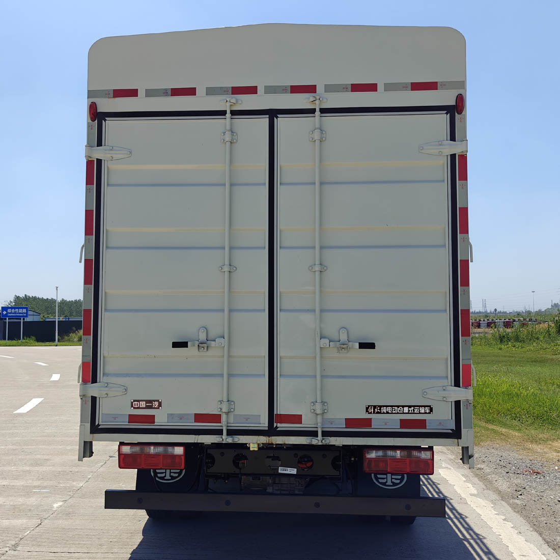 解放牌CA5046CCYP40L3BEVA85純電動(dòng)倉(cāng)柵式運(yùn)輸車(chē)公告圖片