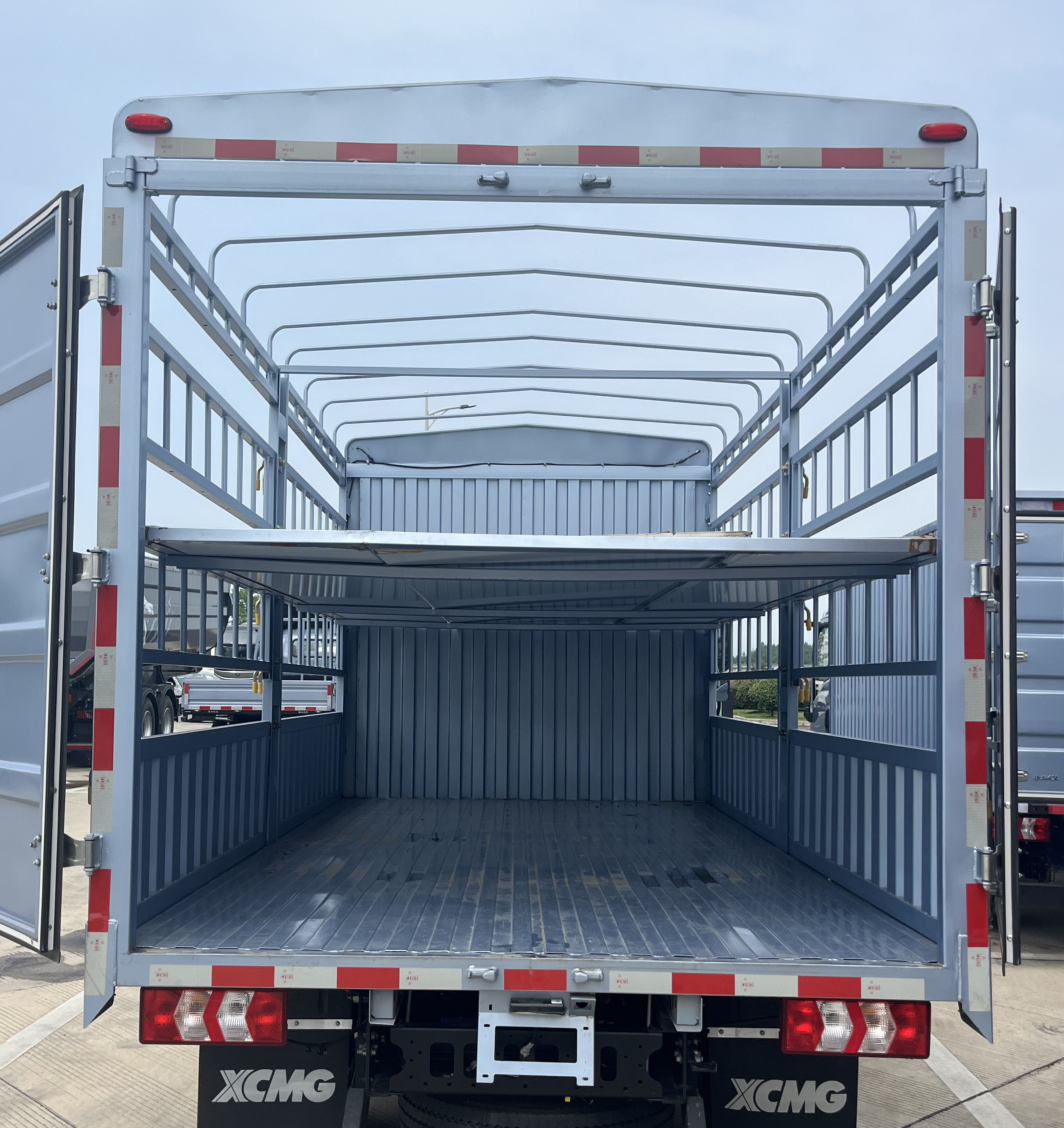 徐工牌XGA5040CCYBEVEA1純電動(dòng)倉(cāng)柵式運(yùn)輸車公告圖片