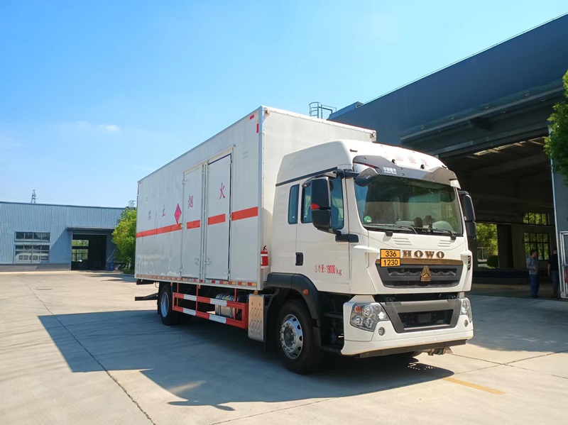 卡特利牌HTT5180XRYZZ6易燃液體廂式運(yùn)輸車