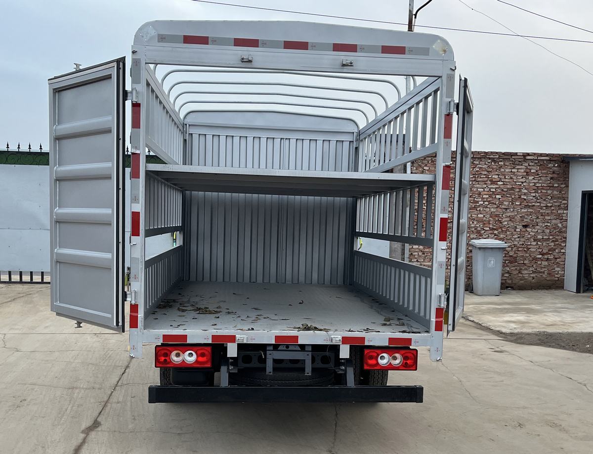 福田牌BJ5044CCY-FM6倉柵式運(yùn)輸車公告圖片