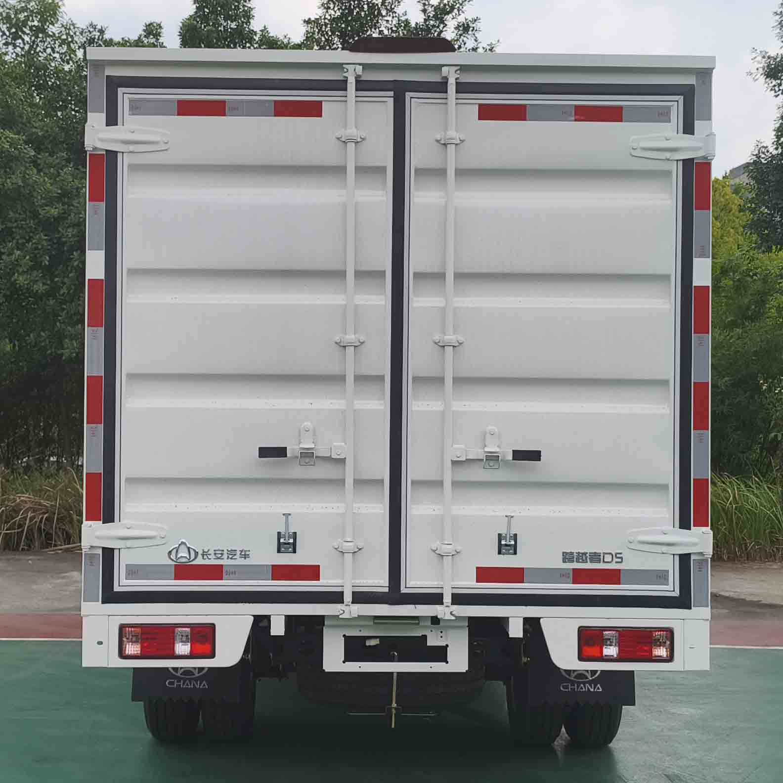 長安牌CKS5032XXYD5FS6B1廂式運(yùn)輸車公告圖片