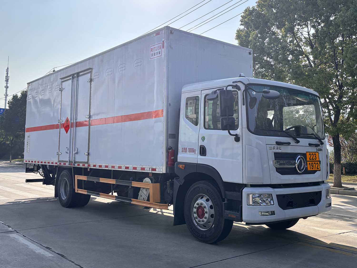 日途牌HTY5180XRQEQ6易燃?xì)怏w廂式運(yùn)輸車