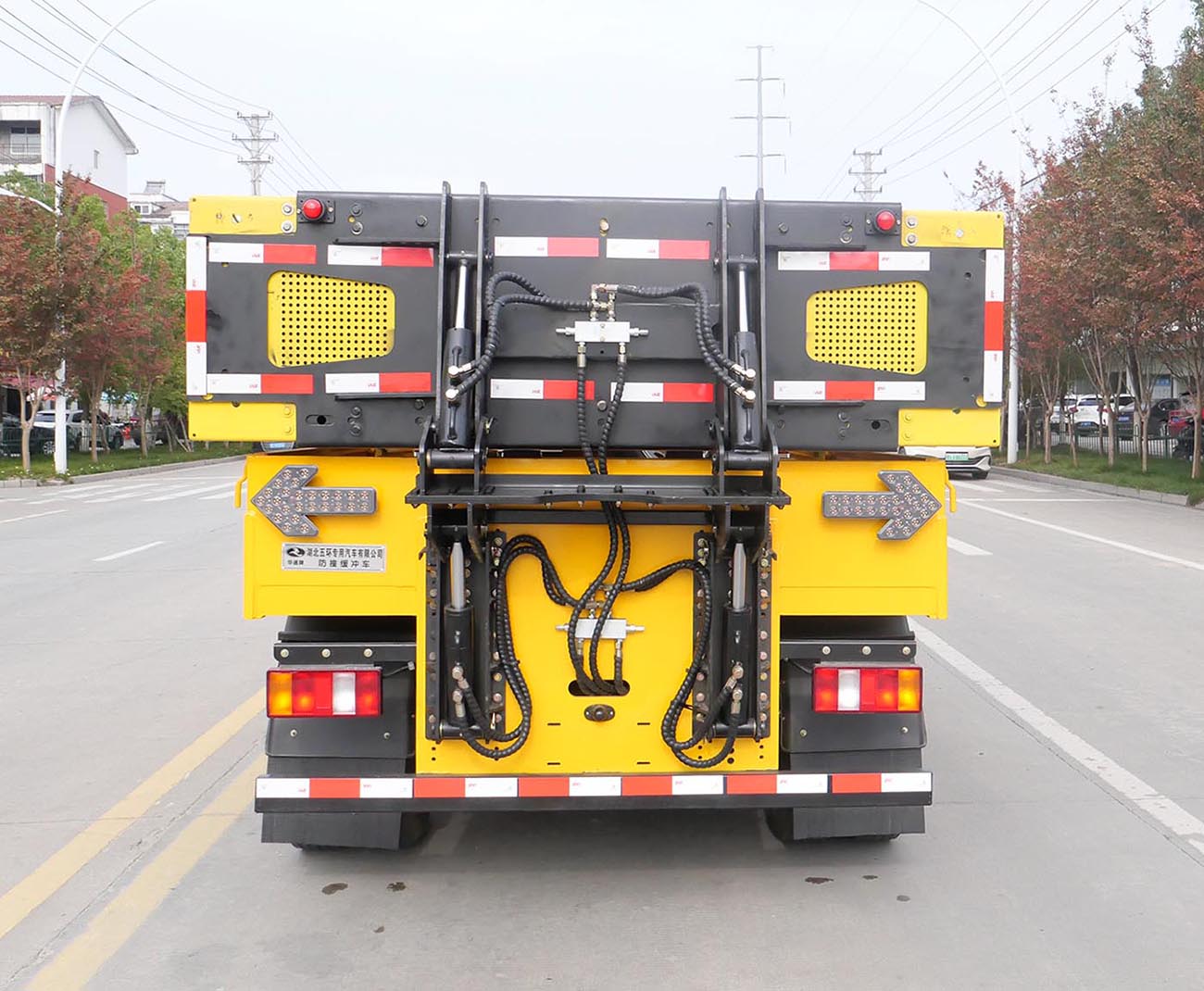 華通牌HCQ5047TFZZZ6CS防撞緩沖車(chē)公告圖片