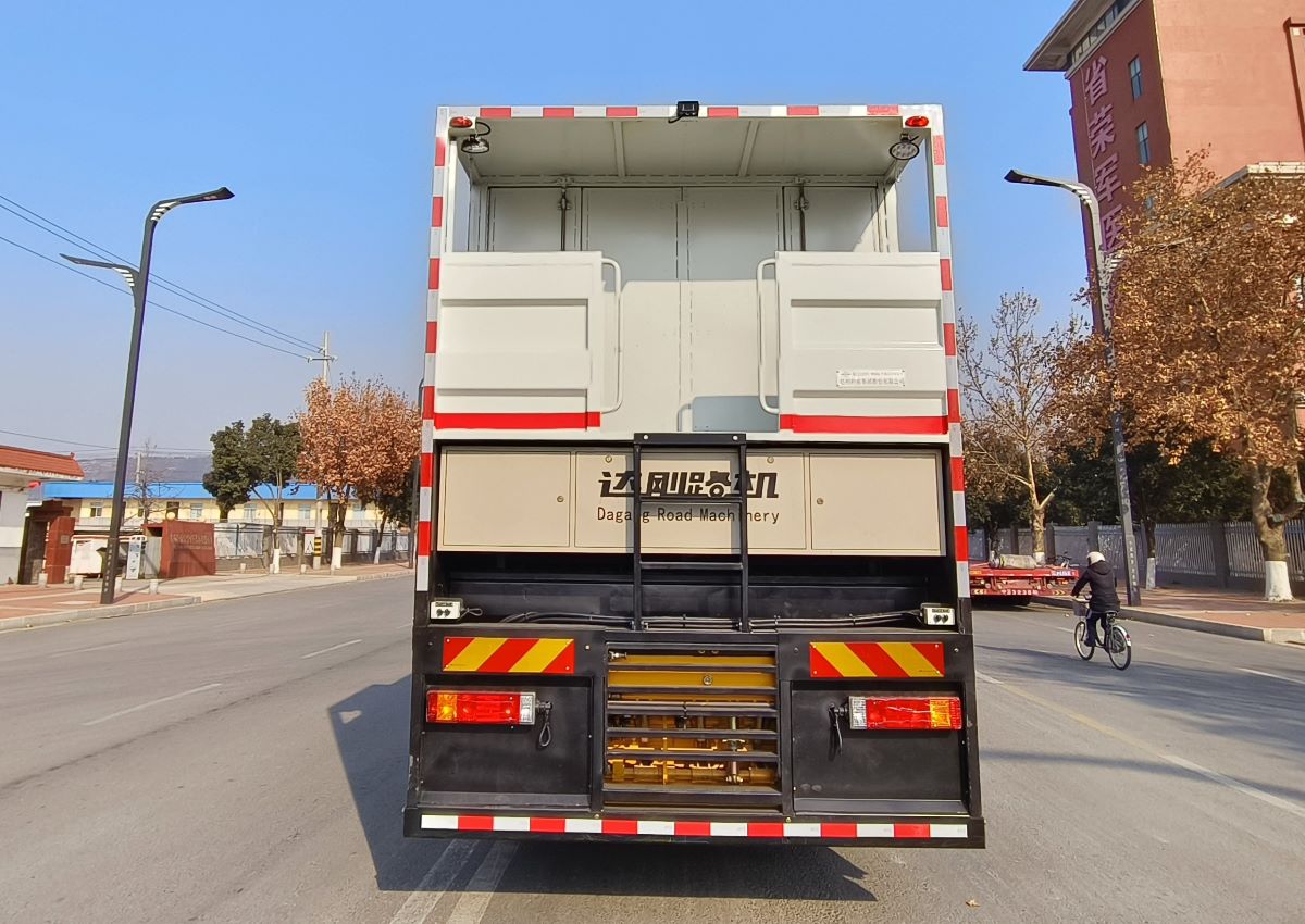 達(dá)剛牌DGL5310TFC-W406A纖維同步封層車公告圖片