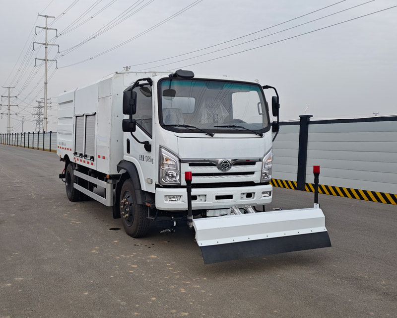 中植汽車牌CDL5120GQXSHBEV純電動護(hù)欄清洗車