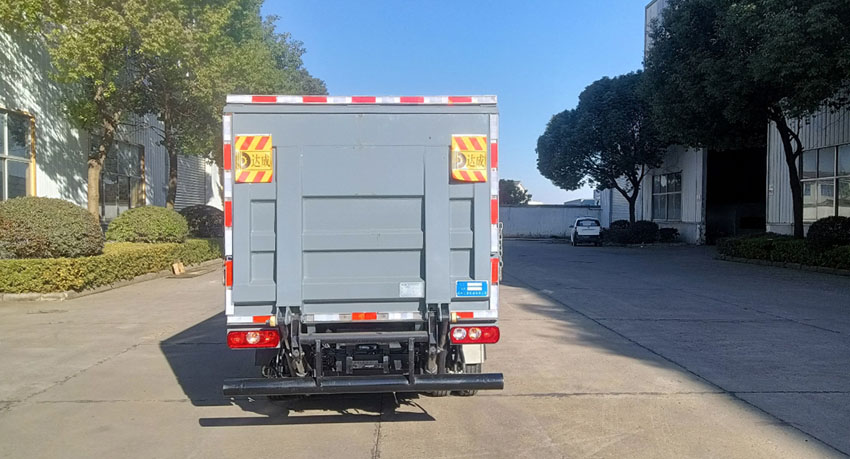 三聯(lián)牌YSY5042XTYBEV純電動密閉式桶裝垃圾車公告圖片