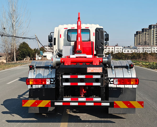 布隆牌LLL5181ZXXBJ6車廂可卸式垃圾車公告圖片