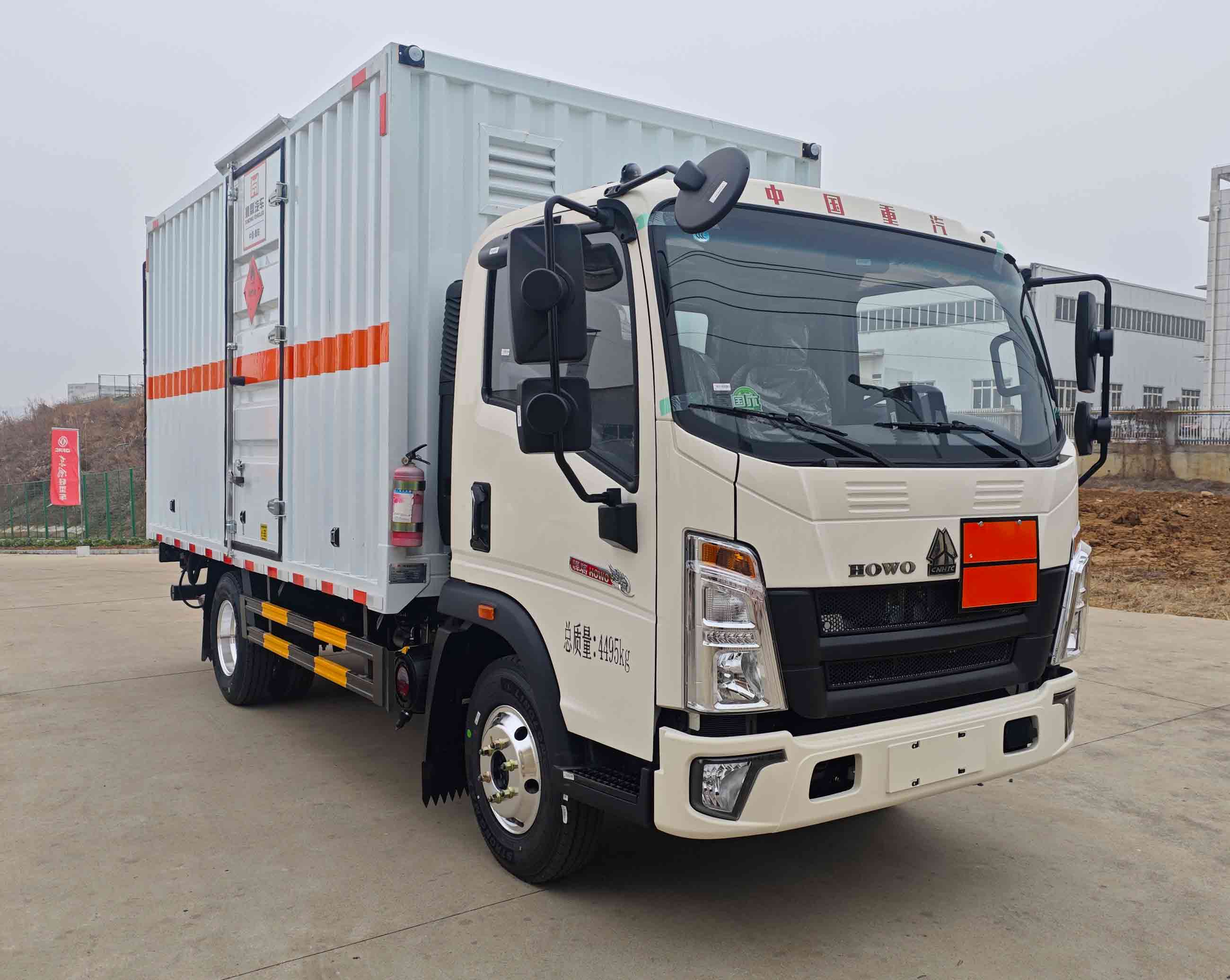 襄鑫鼎牌XDV5040XRQZZ6易燃?xì)怏w廂式運(yùn)輸車