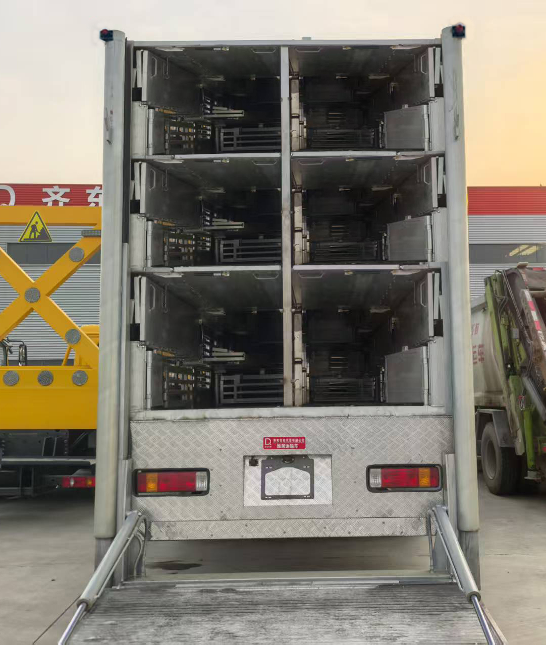 雛禽運(yùn)輸車圖片