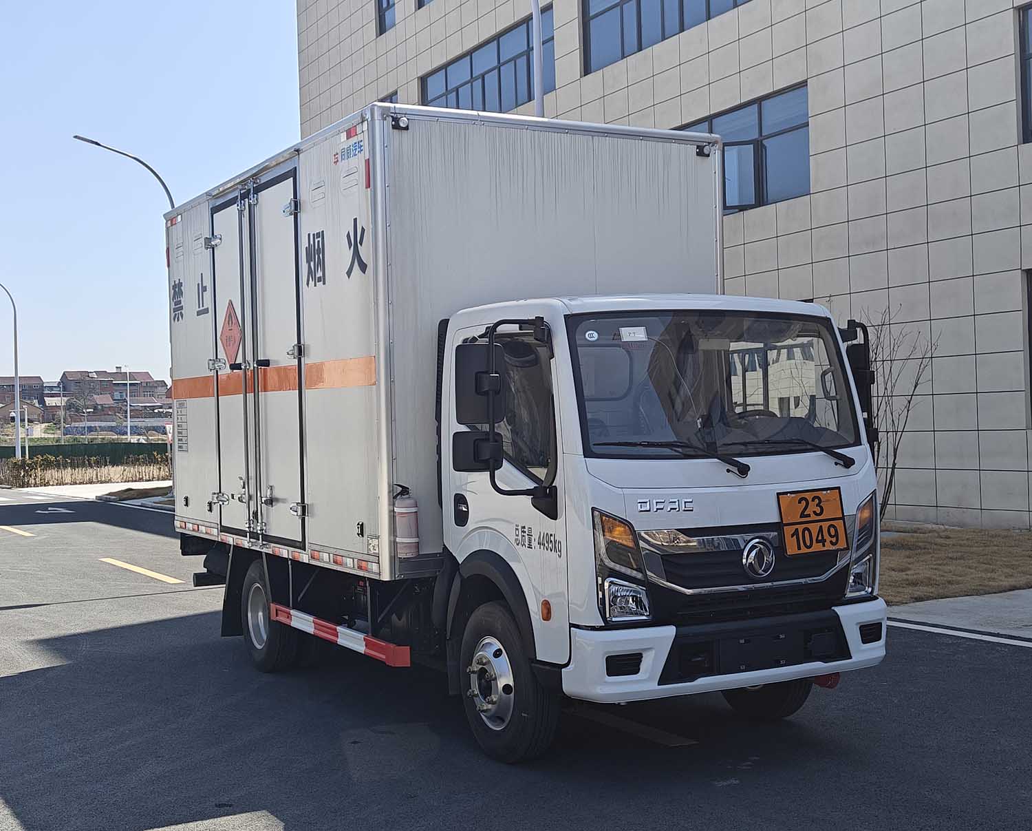 專(zhuān)威牌HTW5044XRQE6易燃?xì)怏w廂式運(yùn)輸車(chē)公告圖片