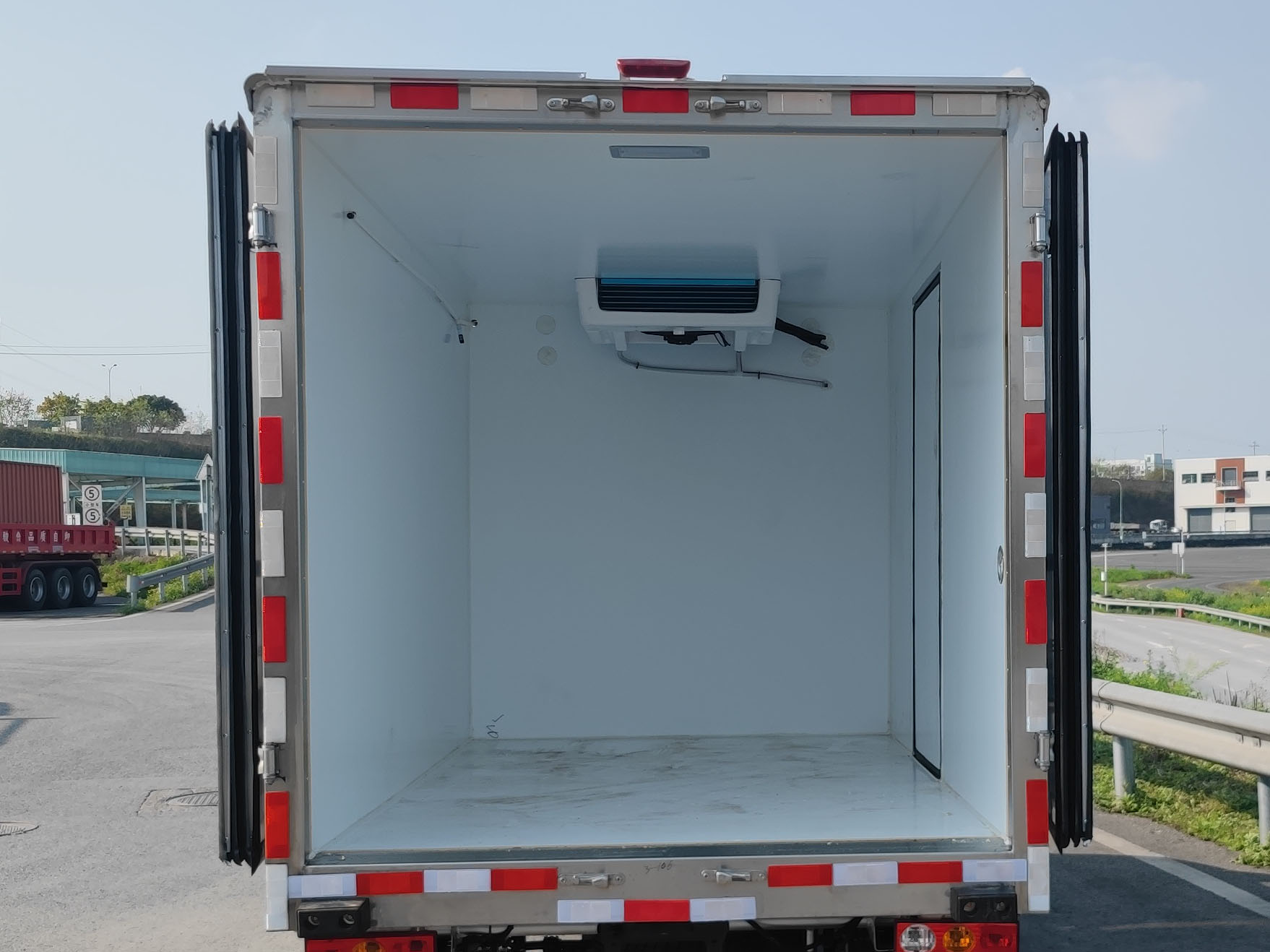 重特牌QYZ5030XLCBJBEV純電動(dòng)冷藏車公告圖片