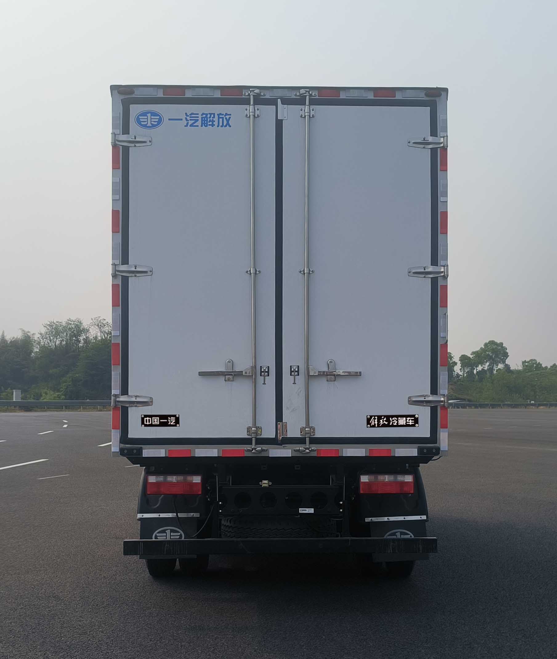 解放牌CA5041XLCP40K1L2E6PHEVA84插電式混合動(dòng)力冷藏車公告圖片