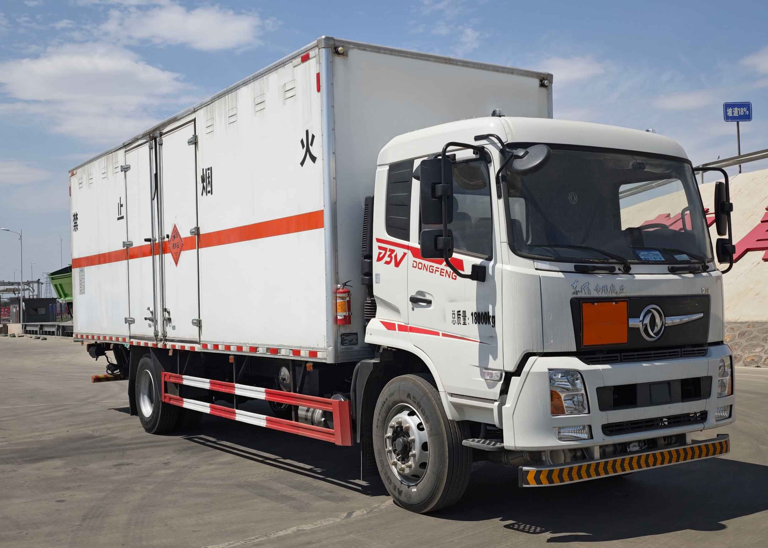 專威牌HTW5183XQYDFV6爆破器材運(yùn)輸車