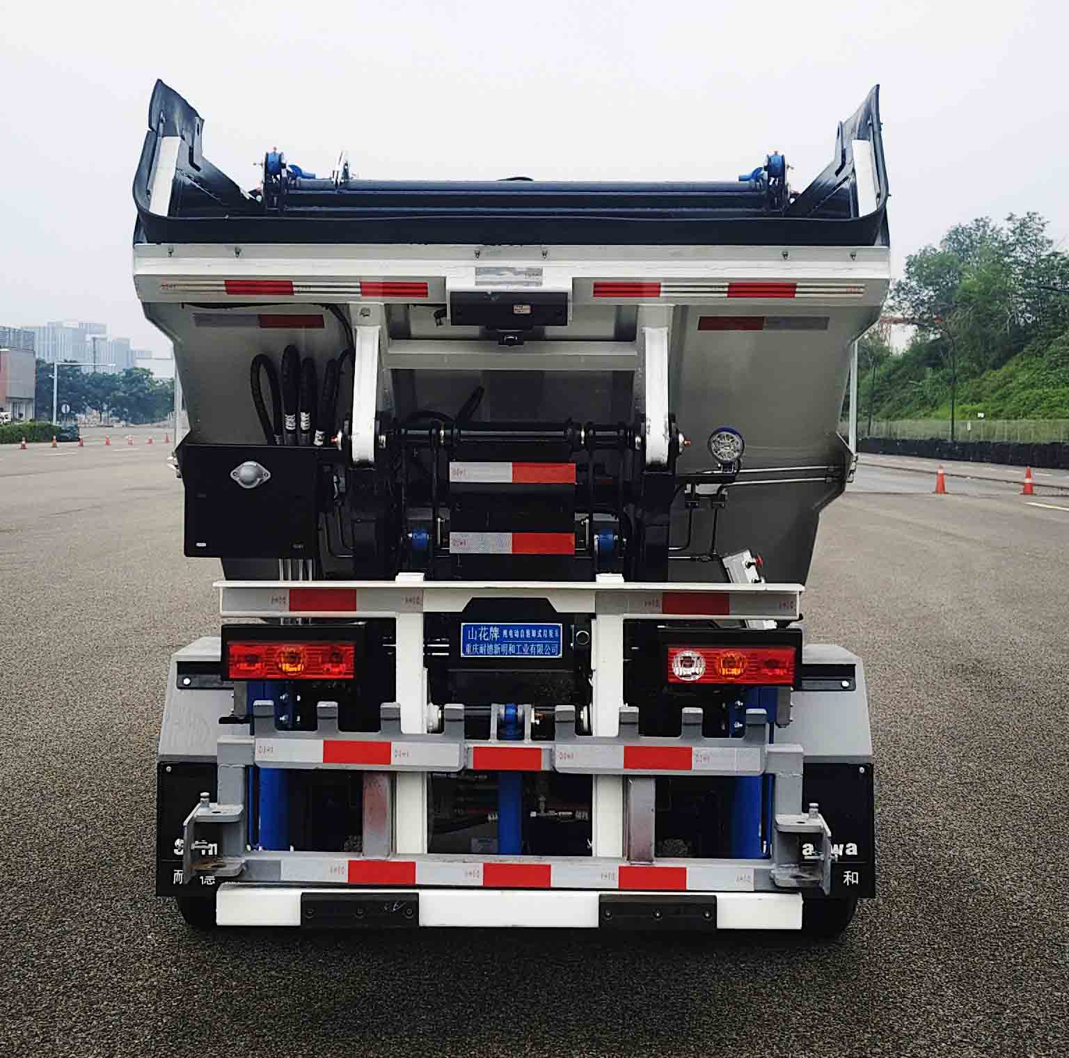 山花牌JHA5049ZZZZBABEV純電動(dòng)自裝卸式垃圾車公告圖片