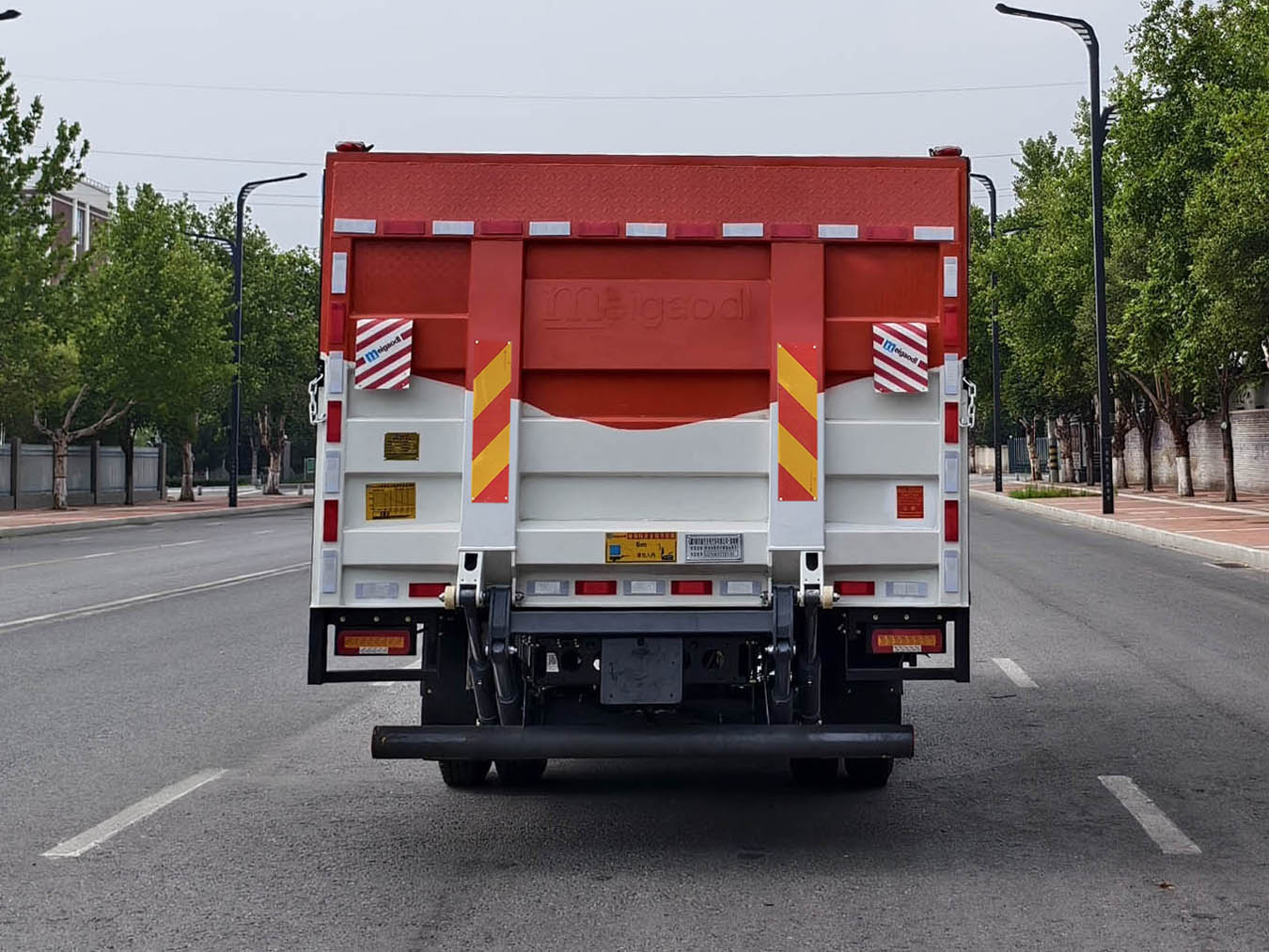 德尊牌SZZ5080XTYEV381純電動密閉式桶裝垃圾車公告圖片