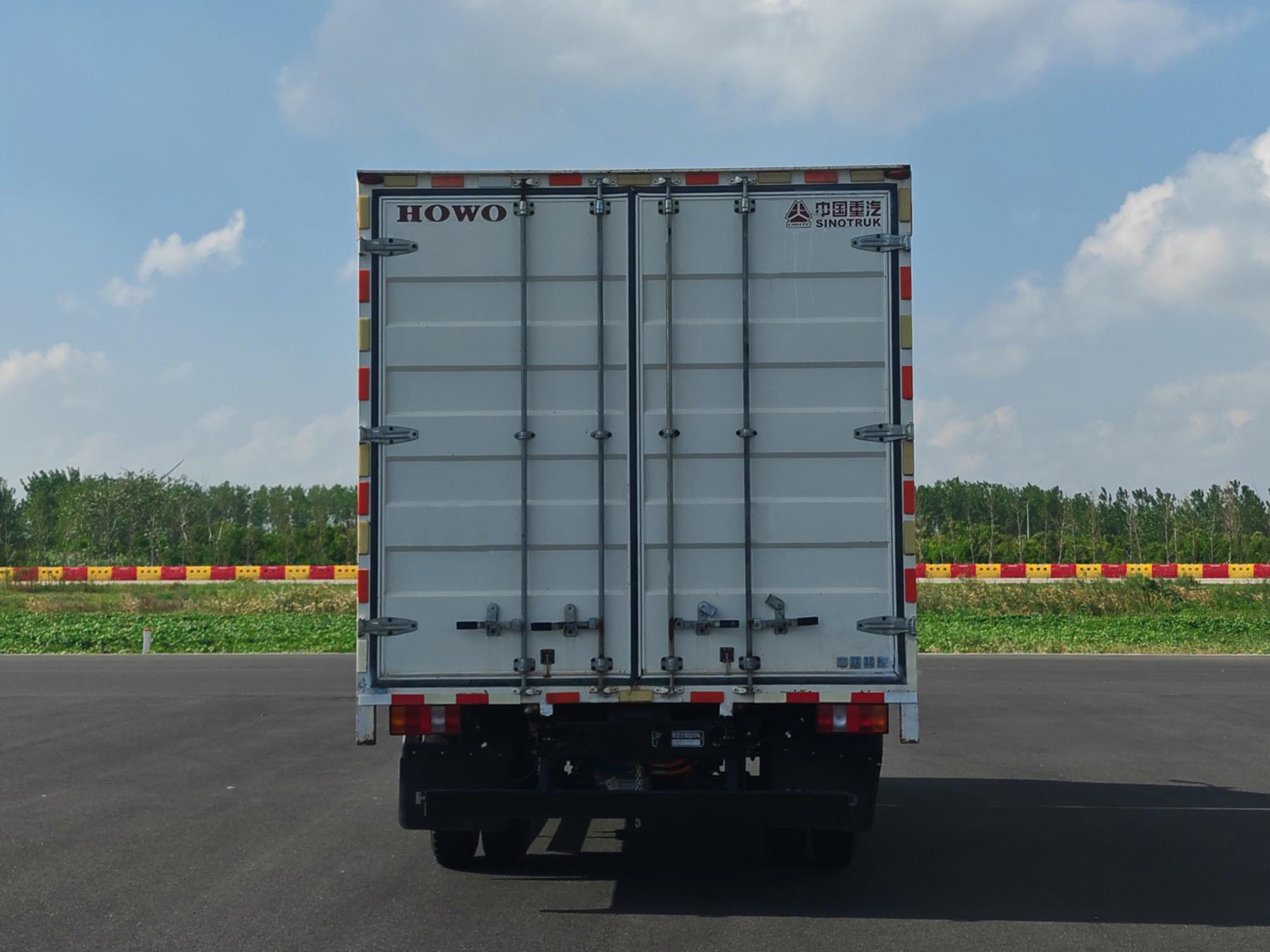 豪沃牌ZZ5097XXYH3414Z191BEVA0純電動(dòng)廂式貨車(chē)公告圖片