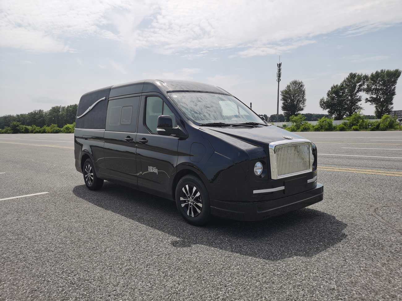 祺創(chuàng)力牌WQL5030XBYEV1純電動殯儀車