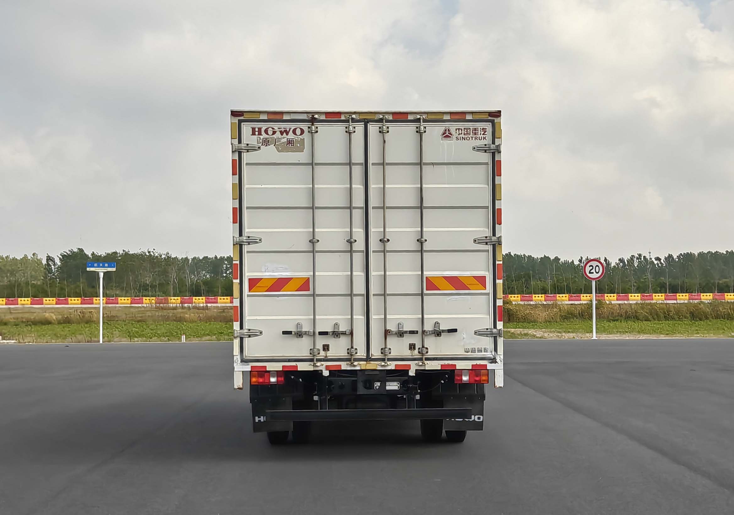 豪沃牌ZZ5137XXYK3615Z1BEVF1純電動廂式貨車公告圖片