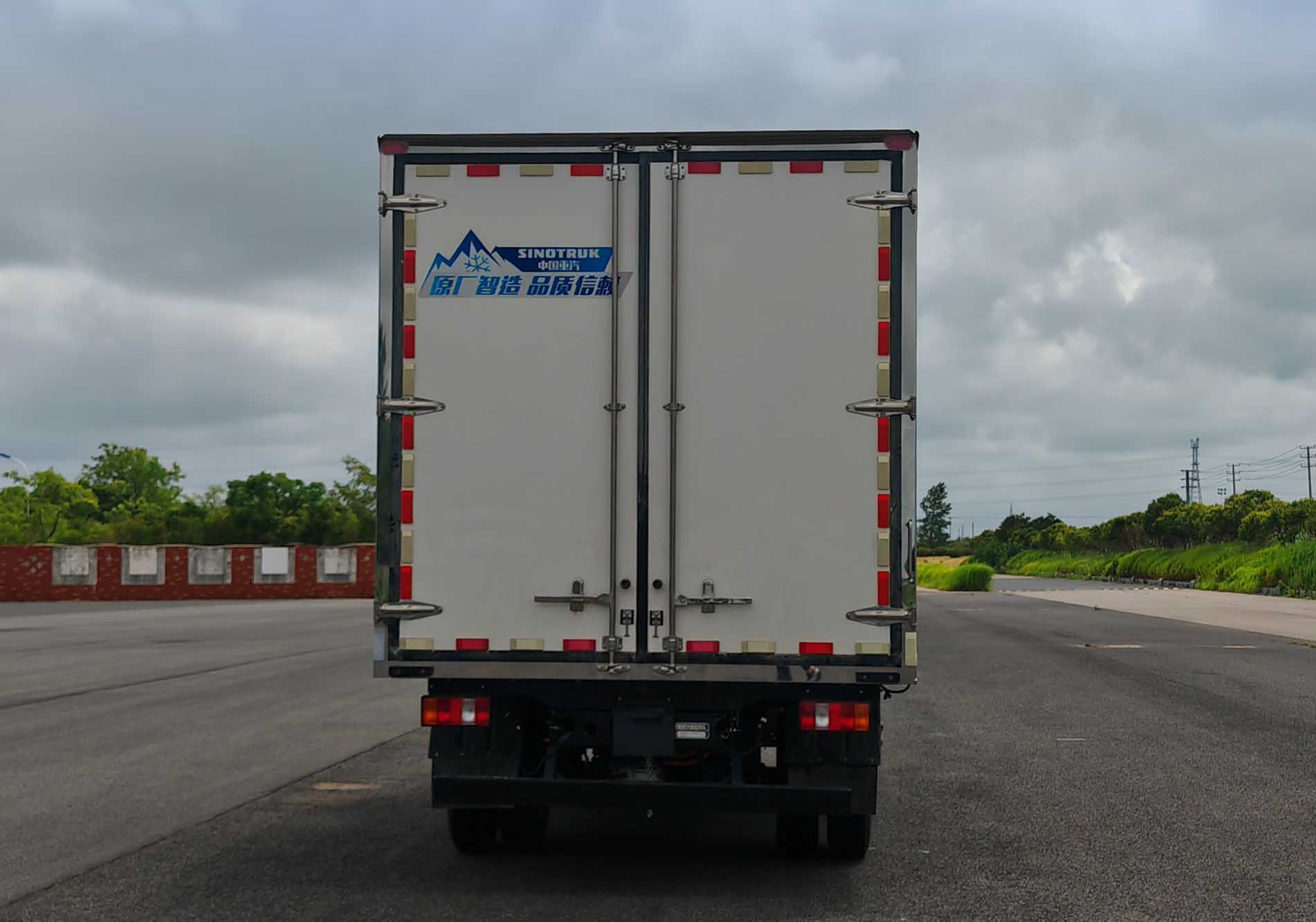 豪沃牌ZZ5097XLCH3414Z191BEVA0純電動(dòng)冷藏車公告圖片