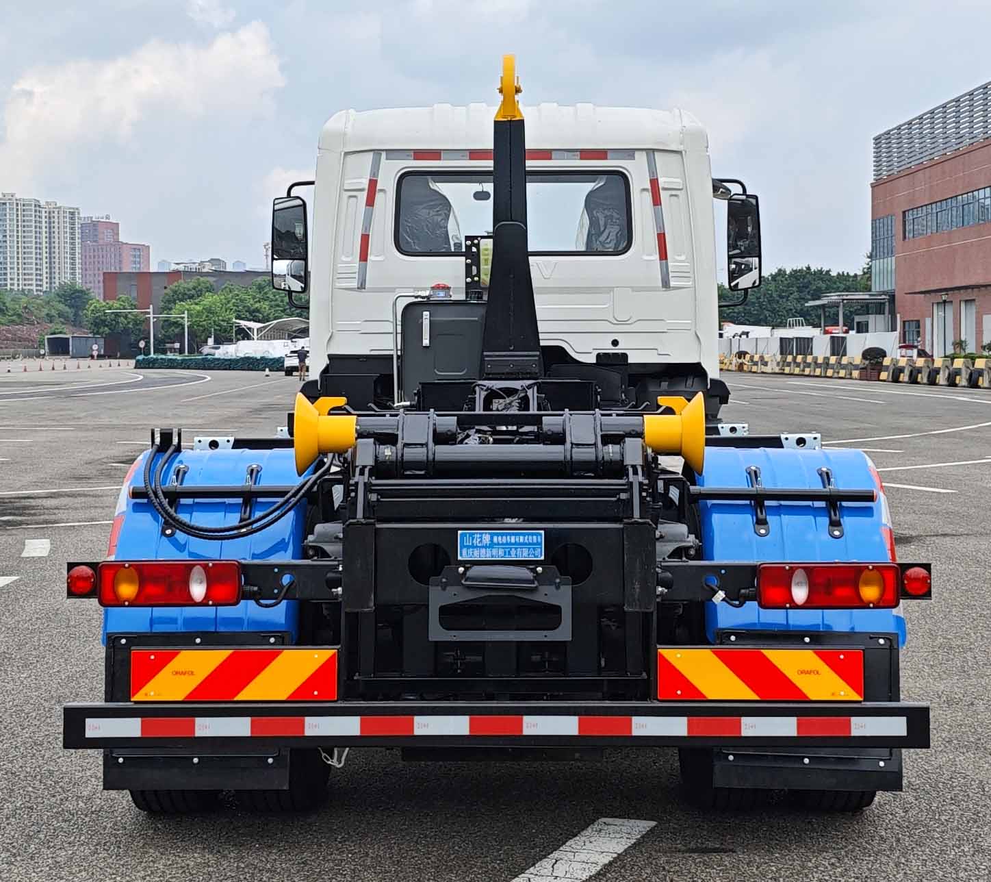 山花牌JHA5183ZXXDFCBEV純電動車廂可卸式垃圾車公告圖片