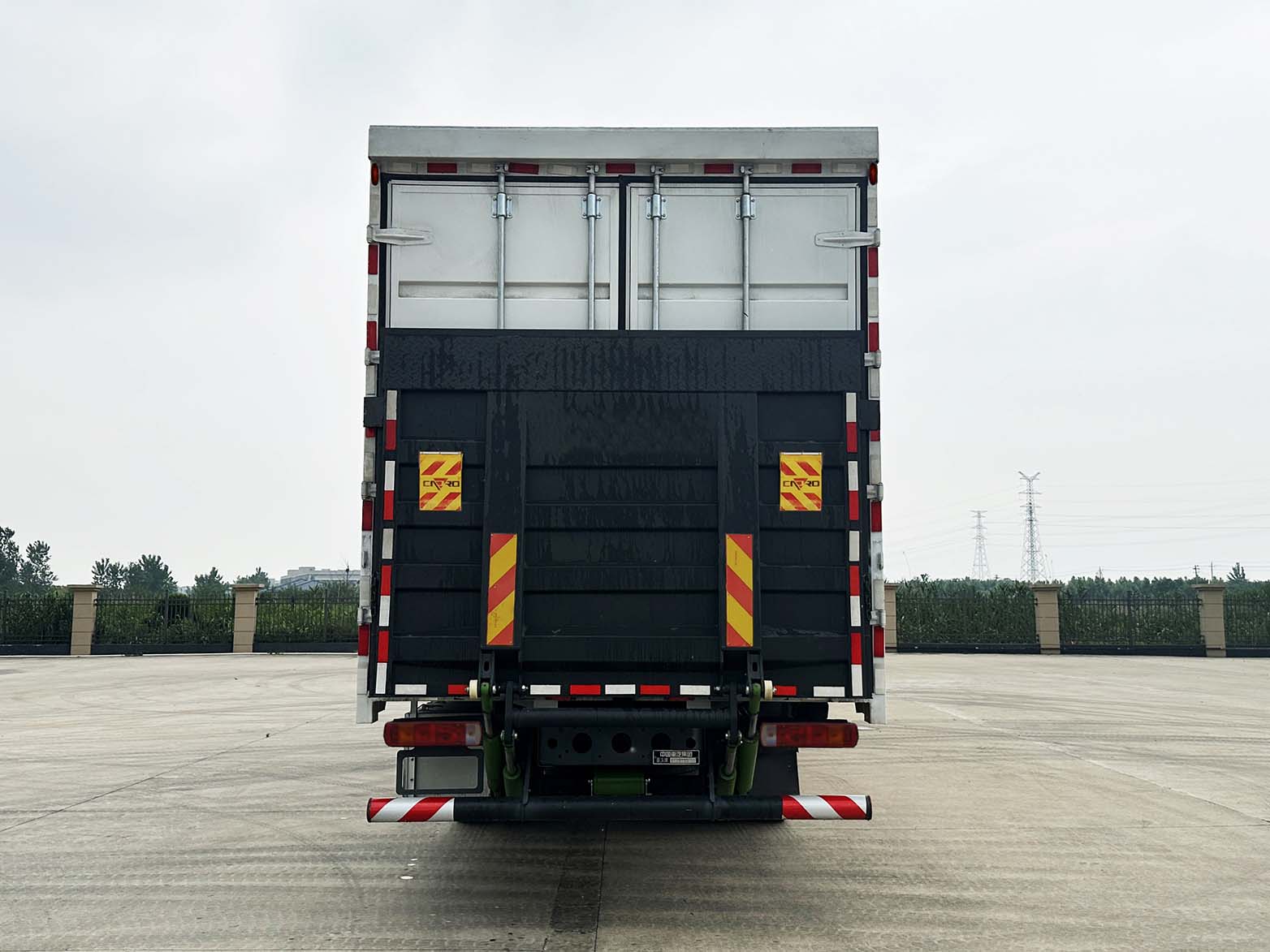 豪沃牌ZZ5187XYKN711GF1H翼開啟廂式貨車公告圖片