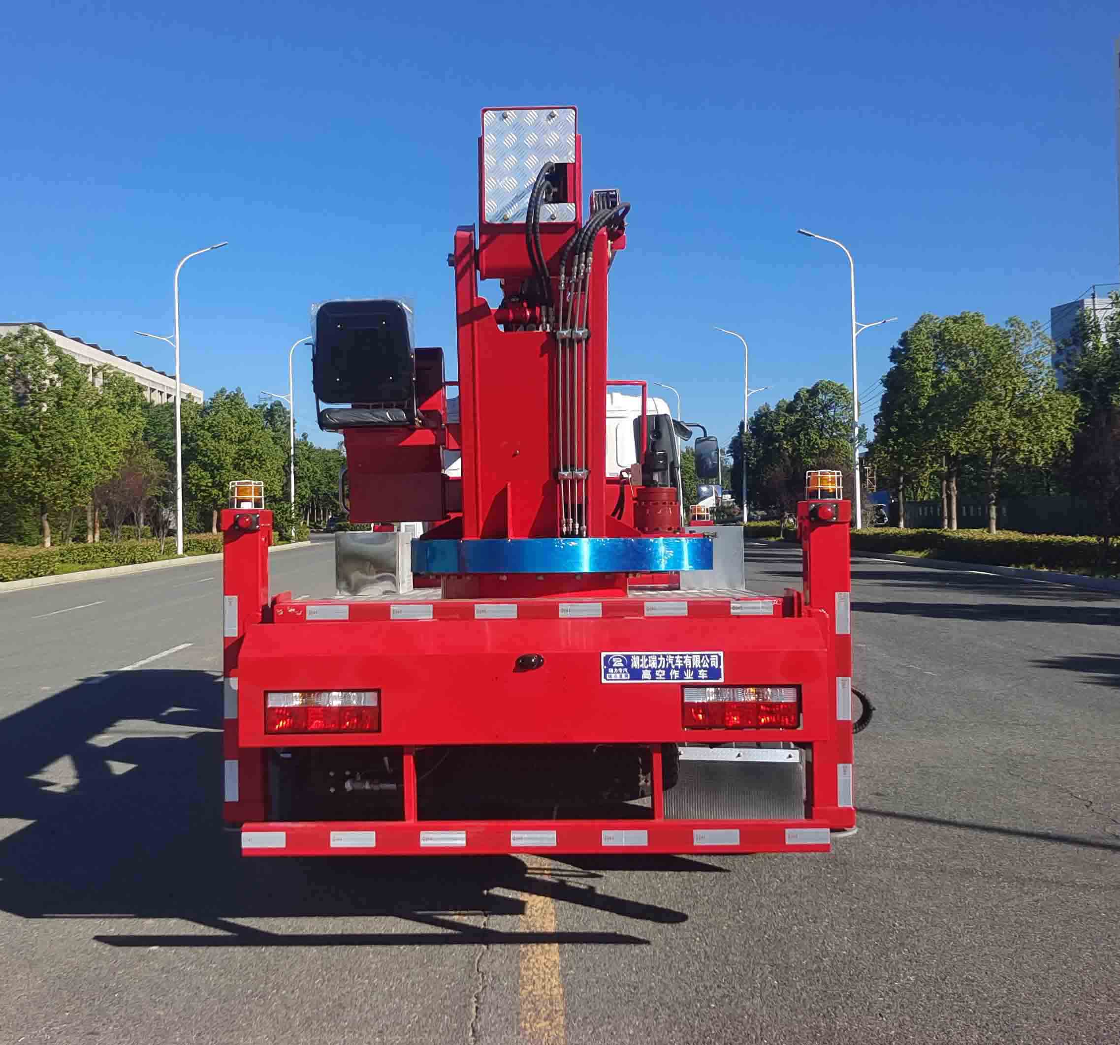 瑞力星牌RLQ5090JGKE6高空作業(yè)車公告圖片