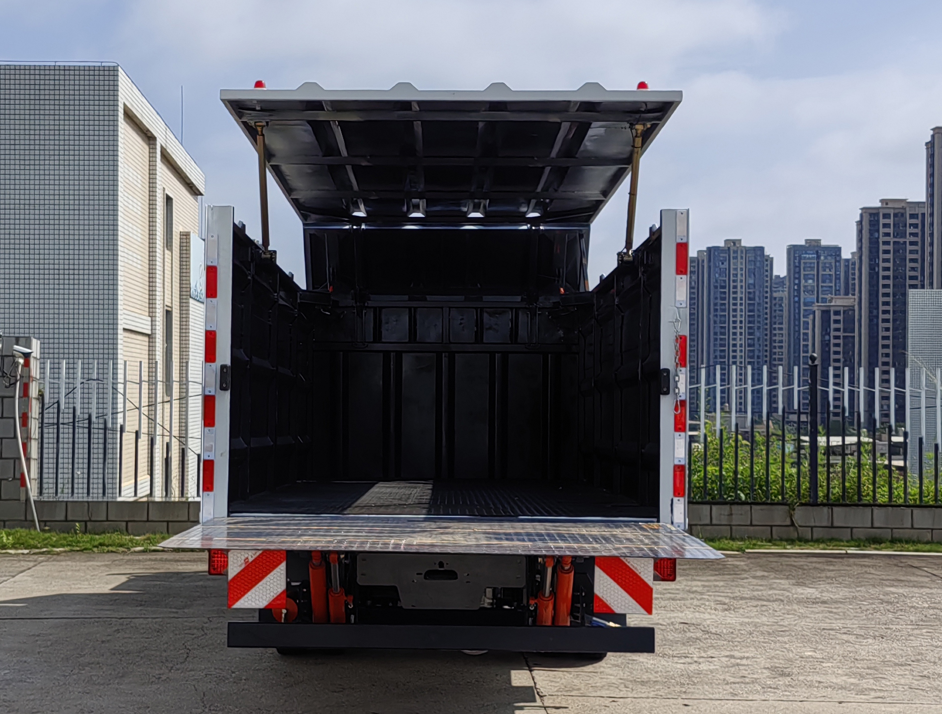 福龍馬牌FLM5080XTYNJBEV純電動(dòng)密閉式桶裝垃圾車(chē)公告圖片