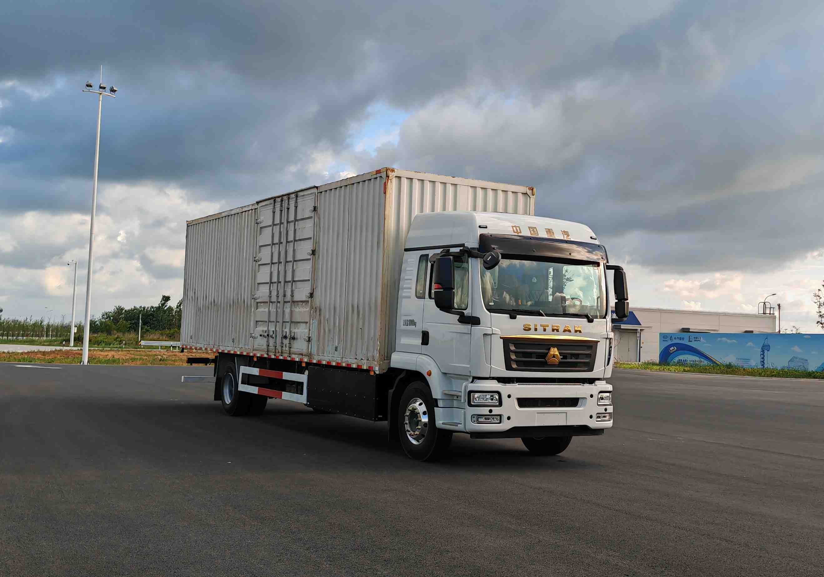 ZZ5186XXYN711GZ1BEV4E型純電動(dòng)廂式貨車(chē)圖片