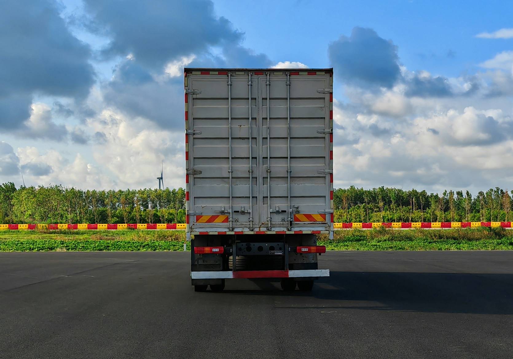 汕德卡牌ZZ5186XXYN711GZ1BEV4E純電動廂式貨車公告圖片