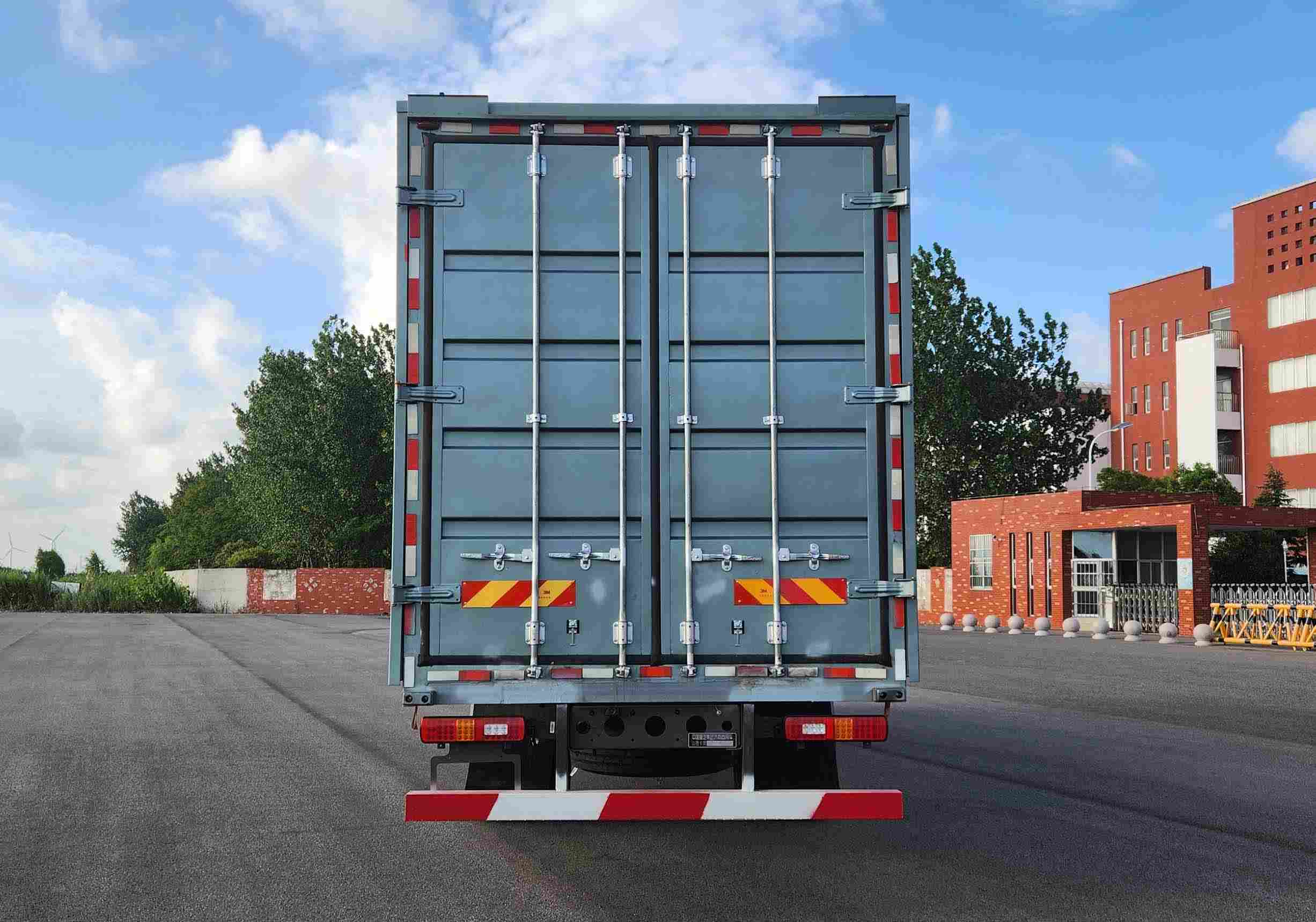 汕德卡牌ZZ5186XYKN711GZ1BEV4E純電動翼開啟廂式貨車公告圖片