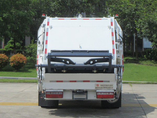 福龍馬牌FLM5080ZYSDTBEV純電動(dòng)壓縮式垃圾車公告圖片