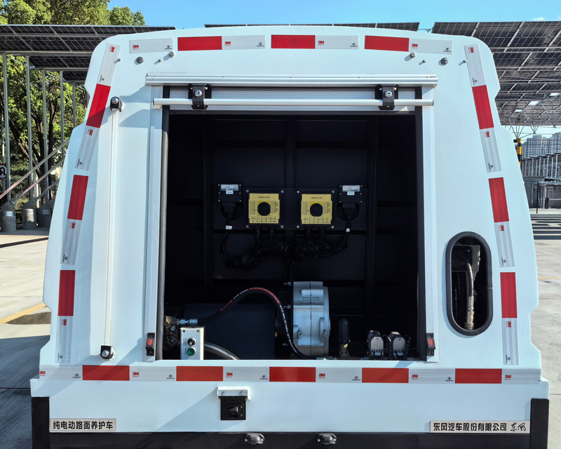 東風(fēng)牌DFA5040TYHTBEV純電動路面養(yǎng)護車公告圖片