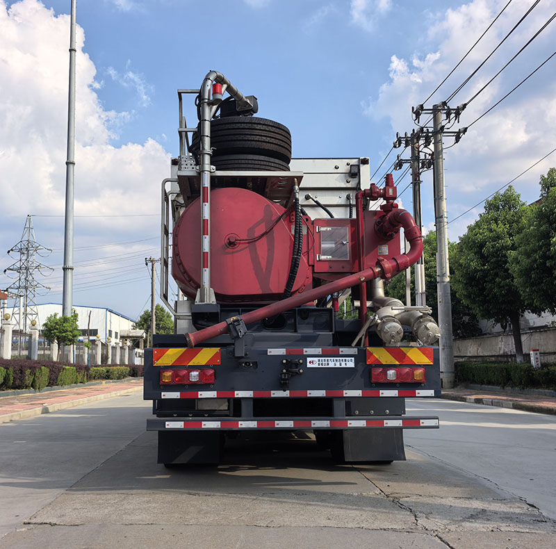 榮駿達(dá)牌HHX5381TYL壓裂車公告圖片