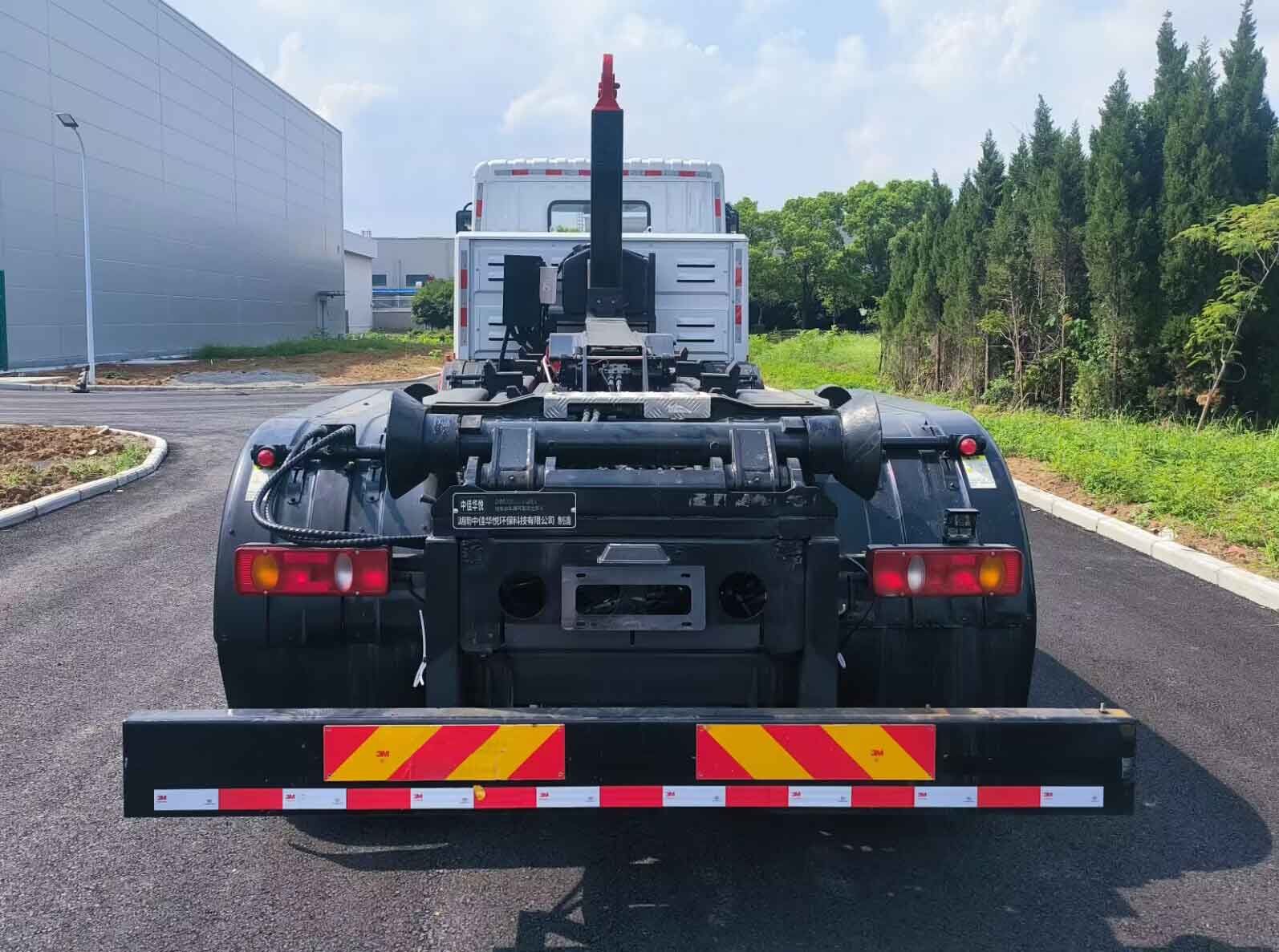 中佳華悅牌ZHN5320ZXXEQBEV純電動(dòng)車廂可卸式垃圾車公告圖片