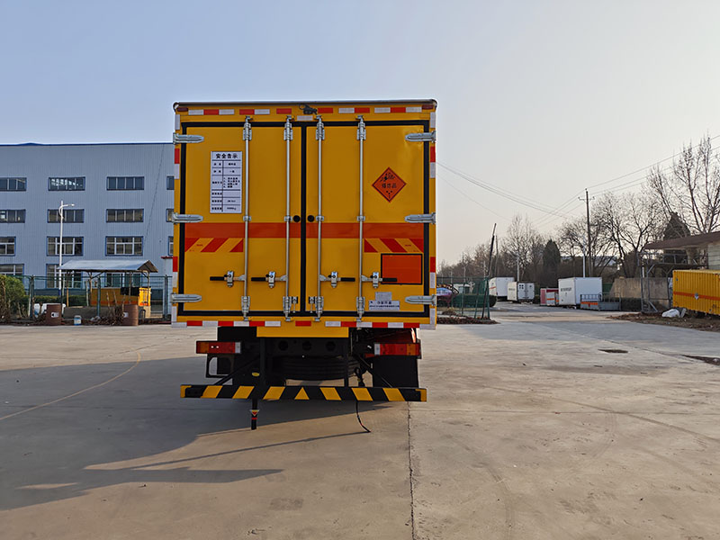 紅宇牌HYJ5180XQY-DF爆破器材運(yùn)輸車公告圖片