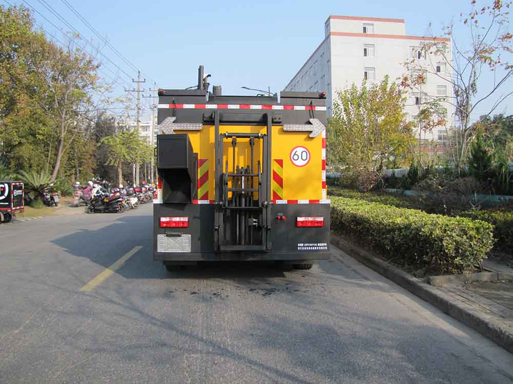 浙通牌LMT5180TYHZ路面養(yǎng)護車公告圖片