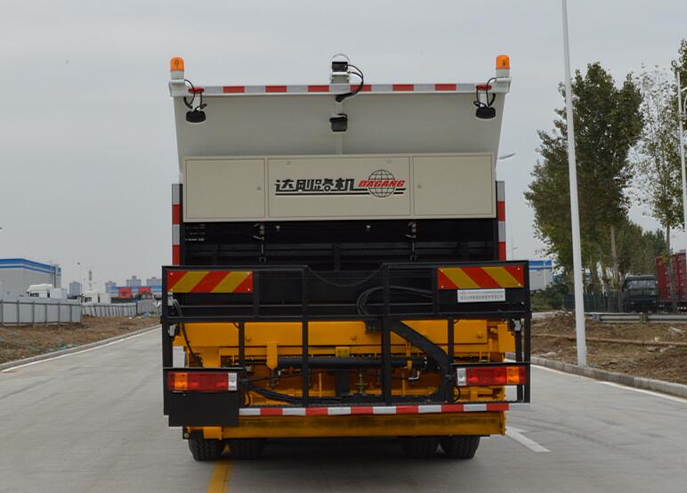 達剛牌DGL5310TFC-T406瀝青碎石同步封層車公告圖片