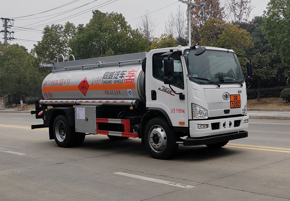 專威牌HTW5120GJYCAC6加油車